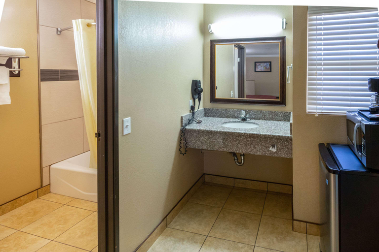 Bathroom 4, Econo Lodge Inn & Suites Fallbrook Downtown, San Diego