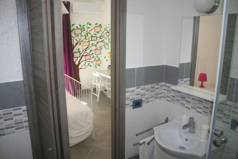 Bathroom 3, Hello World, Agrigento