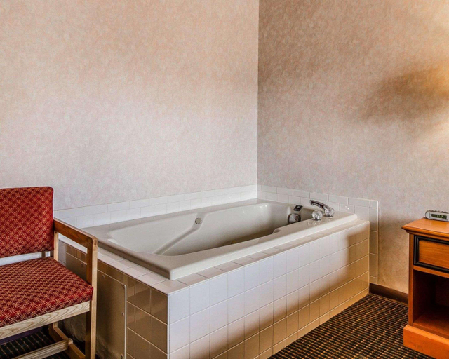Bathroom 4, Manitowoc Inn, Manitowoc