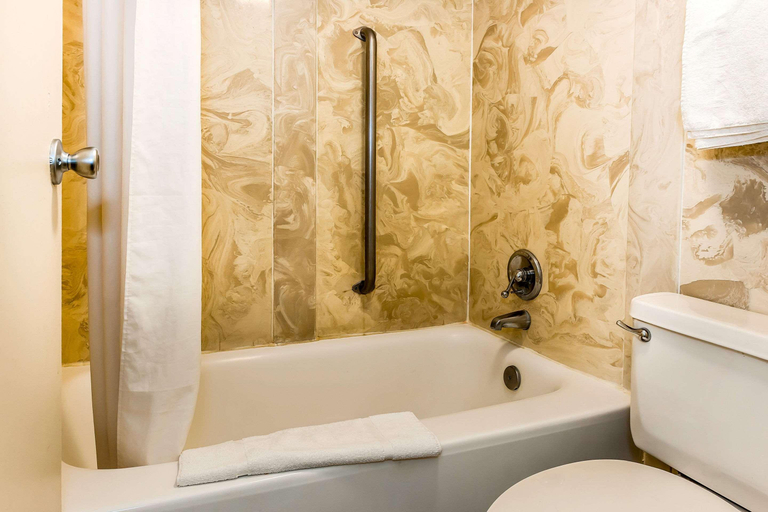 Bathroom 4, Econo Lodge Vincennes, Knox