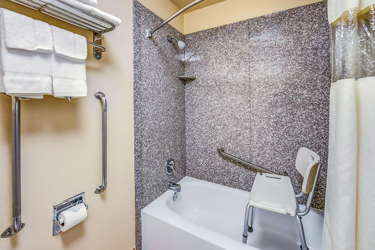Bathroom 5, Baymont by Wyndham, Jackson