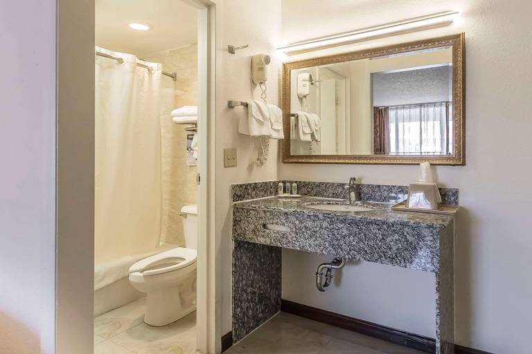 Bathroom 4, Quality Inn, Dickson