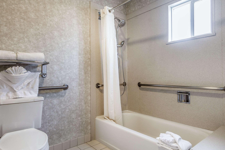 Bathroom 5, Quality Inn Half Moon Bay/Miramar Beach, San Mateo