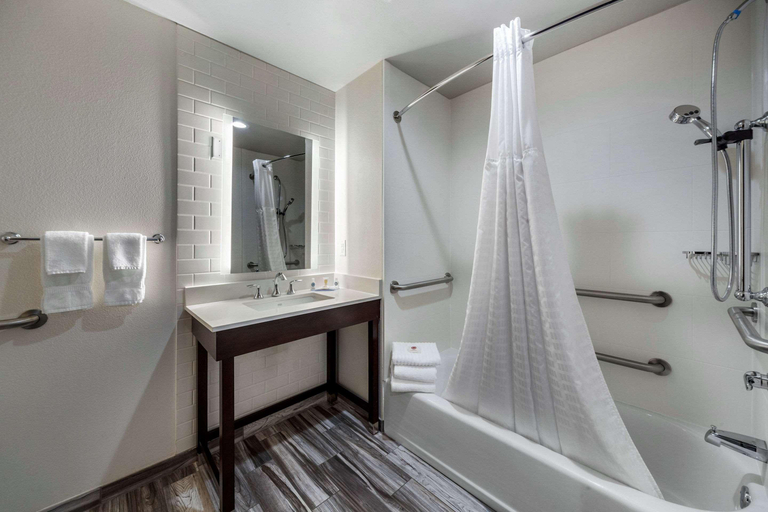 Bathroom 4, Comfort Inn & Suites Oklahoma City South I-35, Oklahoma