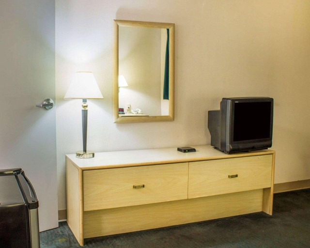 Bedroom 4, Econo Lodge Drums, Luzerne