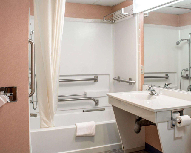 Bathroom 4, Econo Lodge Drums, Luzerne