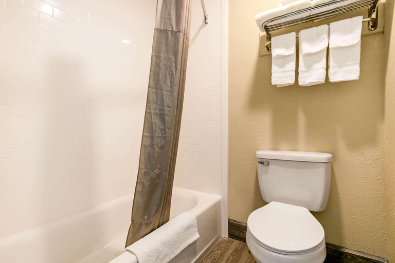 Bathroom 5, Rodeway Inn Pauls Valley, Garvin
