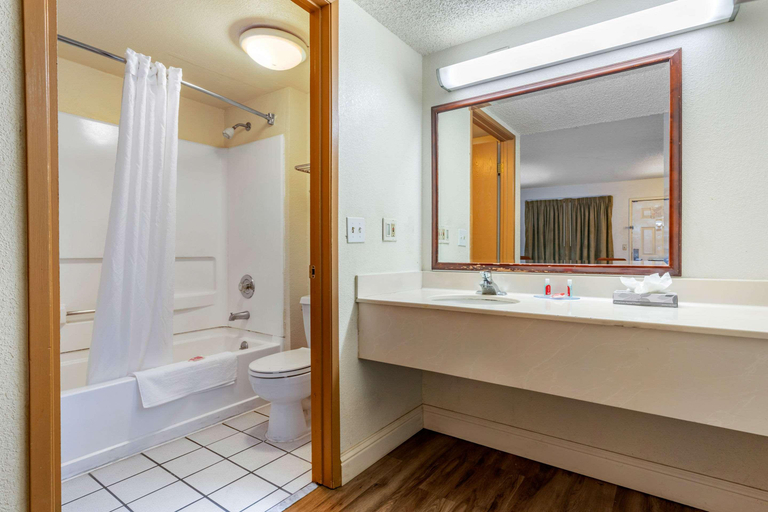 Bathroom 4, Motel 6 Sacramento, Ca – Natomas & Smf Airport, Sacramento