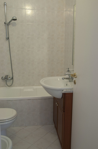 Bathroom 4, Manzoni House, Bari