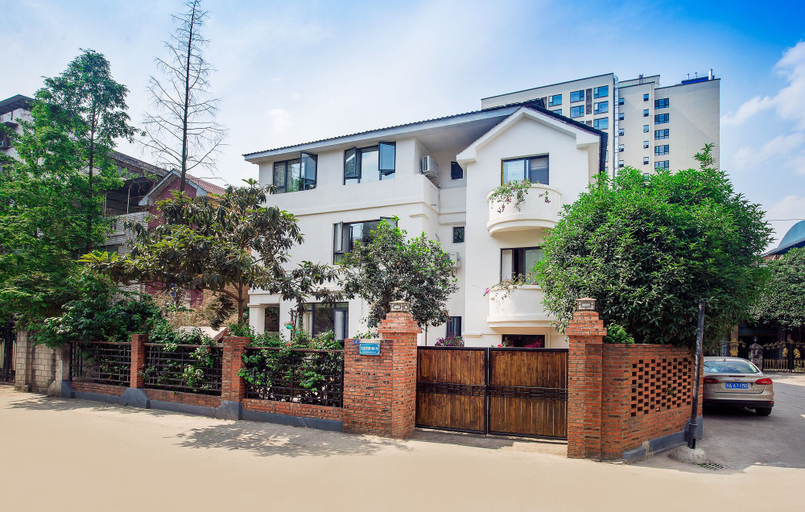 Exterior & Views