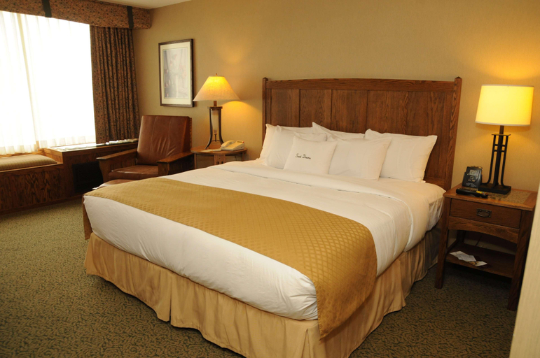 Bedroom 3, DoubleTree by Hilton Libertyville - Mundelein, Lake