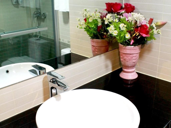 Bathroom 5, Mermaid Beach Resort, Pattaya