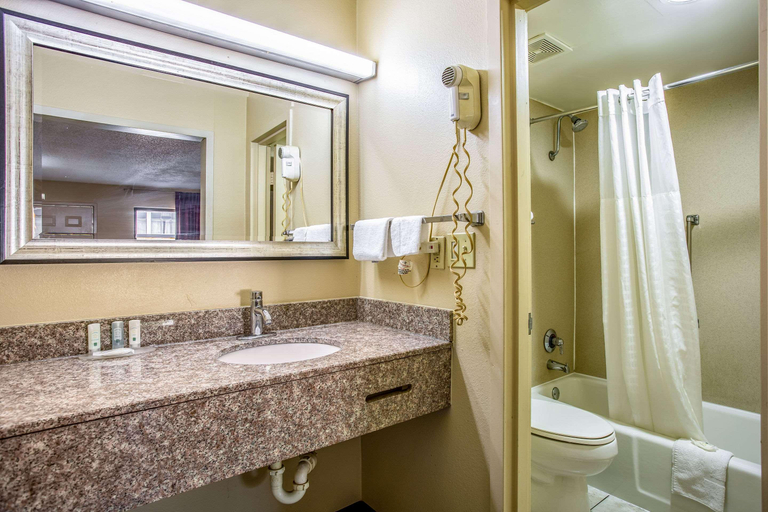 Bathroom 5, Quality Inn Bowling Green, Warren