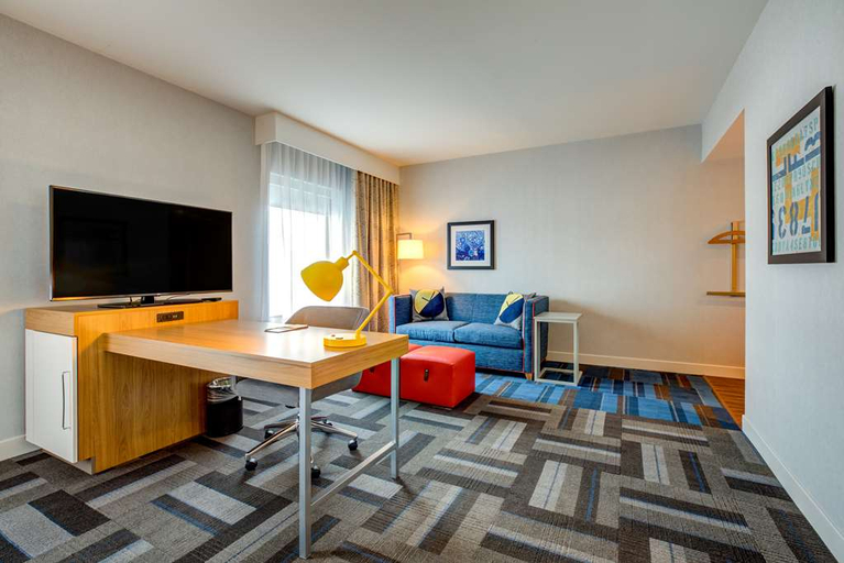 Bedroom 3, Hampton Inn Boston/Waltham, Middlesex