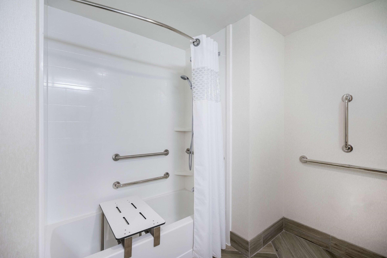 Bathroom 4, Hampton Inn Oxford, Oxford