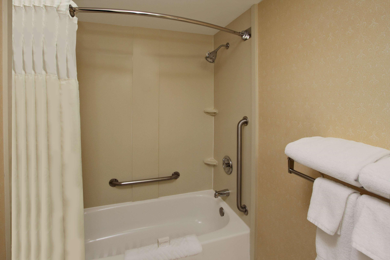 Bathroom 5, DoubleTree by Hilton Hotel Mahwah, Bergen