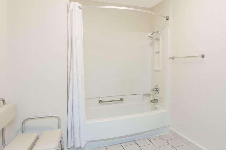 Bathroom 3, Days Inn by Wyndham Monticello, Drew