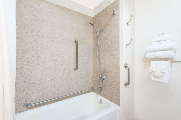 Bathroom 4, Super 8 by Wyndham Santa Rosa, Guadalupe