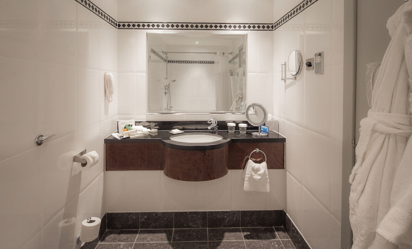 Bathroom 4, Glasgow Grosvenor, Glasgow