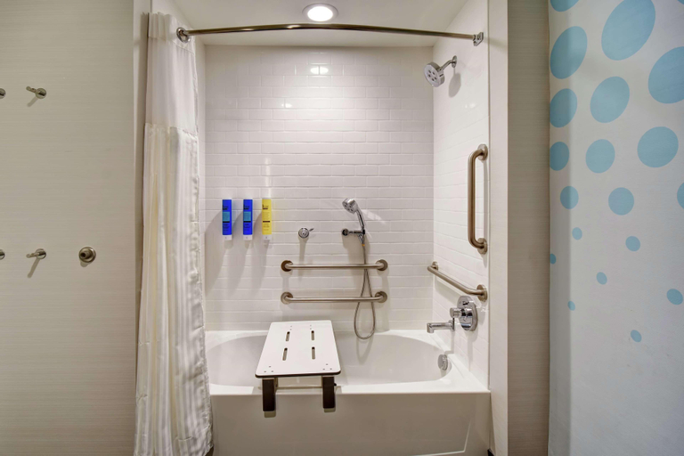 Bedroom 3, Tru by Hilton Raleigh Durham Airport, Wake