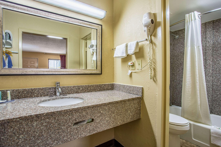 Bathroom 5, Quality Inn Bowling Green, Warren