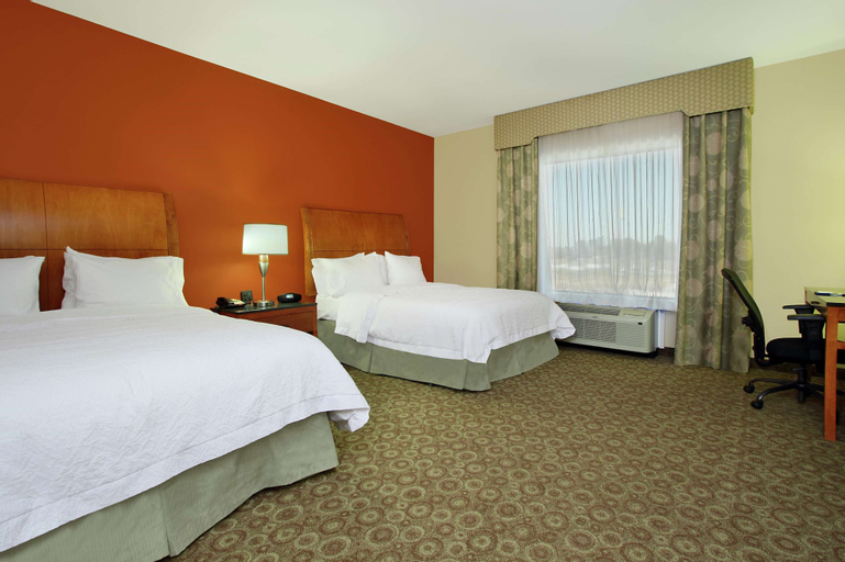 Hampton Inn & Suites Buffalo, Leon