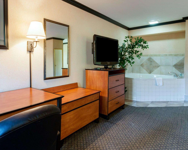 Bathroom 5, Quality Inn & Suites Lufkin Area, Angelina