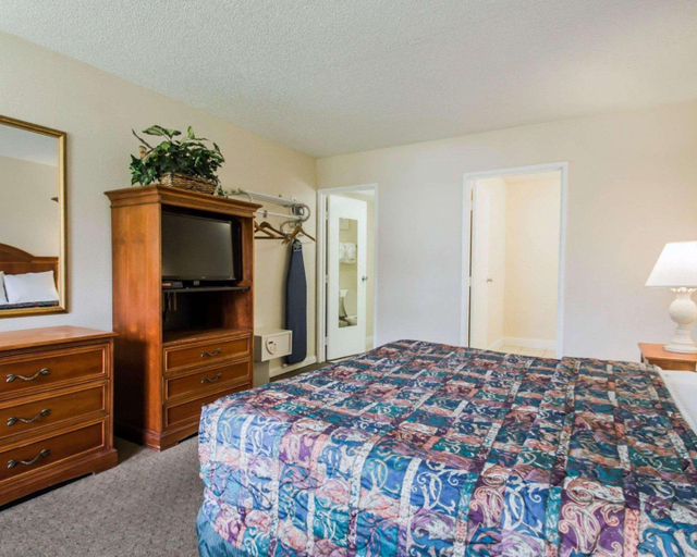 Bedroom 3, Rodeway Inn Maingate Hotel, Osceola