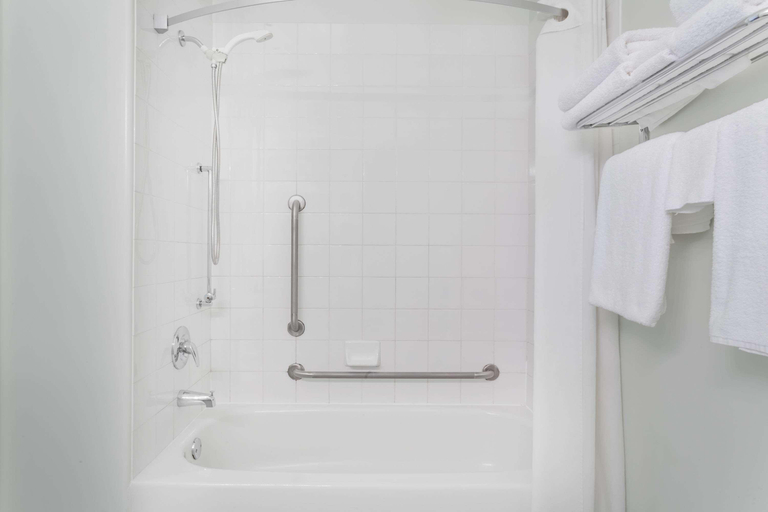 Bathroom 3, Super 8 by Wyndham Dauphin, Division No. 17
