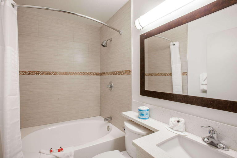 Bathroom 4, Days Inn by Wyndham Orange Anaheim, Orange