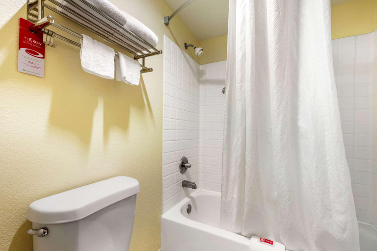 Bathroom 4, Econo Lodge Chattanooga Northeast - Ooltewah, Hamilton