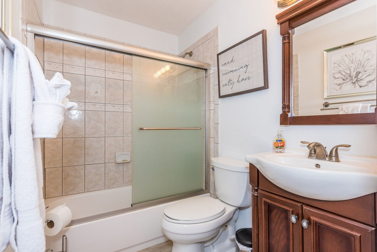 Bathroom 5, St. Anne's Cottage, Saint Johns
