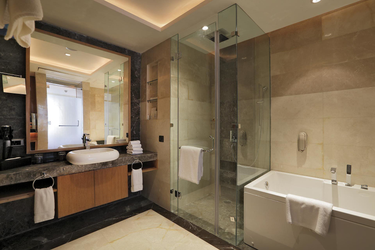 Bathroom 5, Yashail Hotel Haridwar, Hardwar