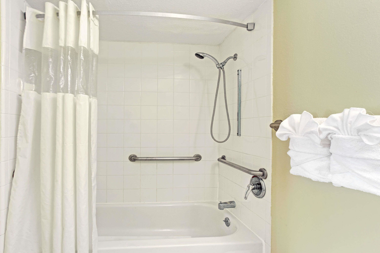 Bathroom 4, Howard Johnson by Wyndham Tropical Palms Kissimmee, Osceola