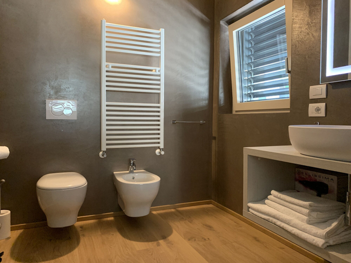 Bathroom 5, Italo-Svizzero, Sondrio