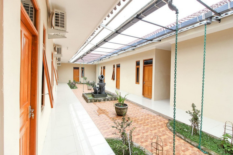 RedDoorz near Balekambang City Park, Solo