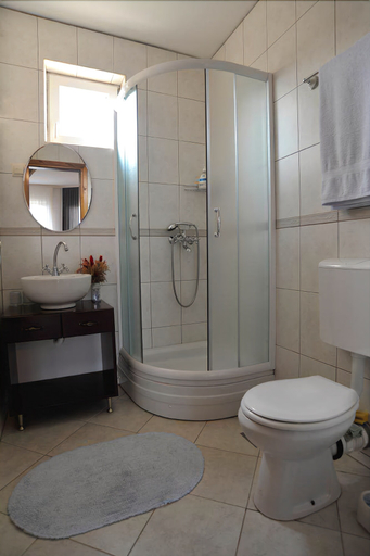 Bathroom 4, Vila Izvor, Irig
