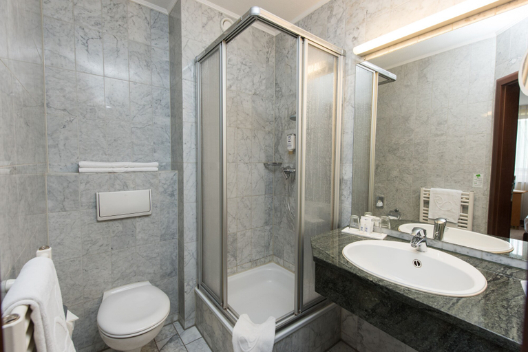 Bathroom 4, Göbel's Sophien Hotel, Eisenach