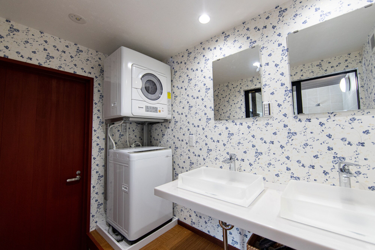 Bathroom 4, Takashima Jinya, Takashima