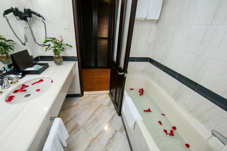Bathroom 4, Quoc Hoa Premier Hotel & Spa, Hoàn Kiếm