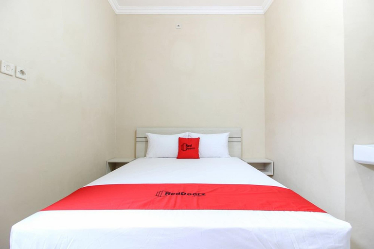 RedDoorz near Balekambang City Park, Solo