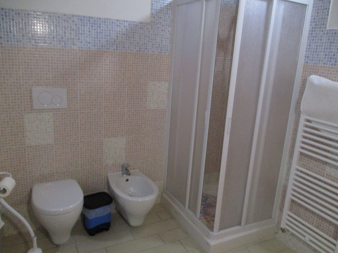 Bathroom 4, Colle Sul Lago, Macerata