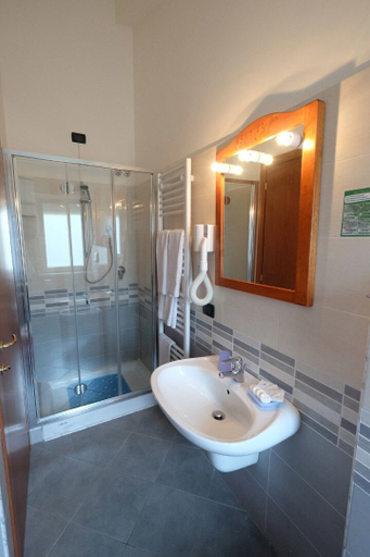 Bathroom 3, Hotel Mazzocca, Pescara