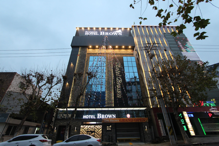 Exterior & Views 2, Brown Hotel, Buk