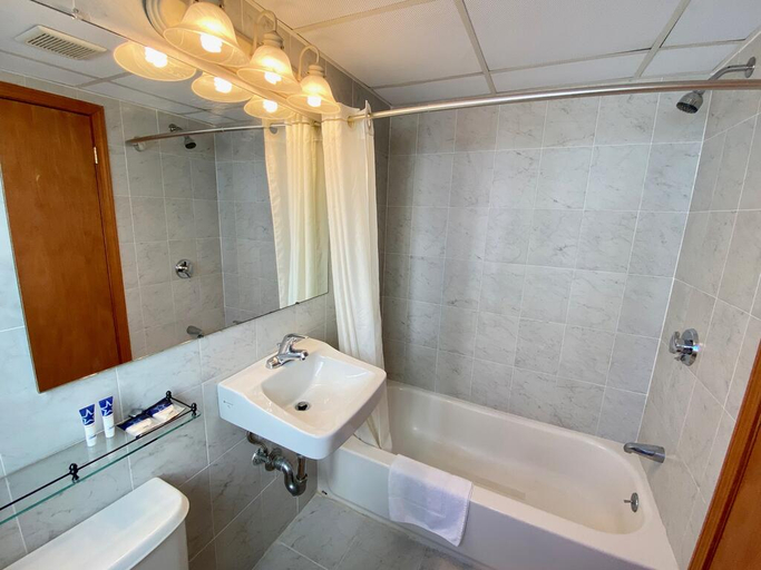 Bathroom 4, Americas Best Value Inn & Suites-Hyannis/Cape Cod, Ventura