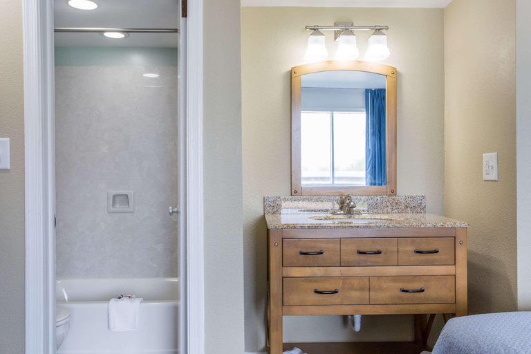 Bathroom, Mariner Inn And Suites, Dare