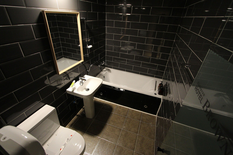 Bathroom 4, Brown Hotel, Buk