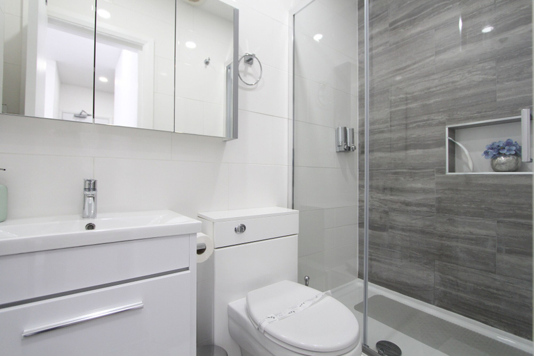 Bathroom 3, BlueGreen Suites, London