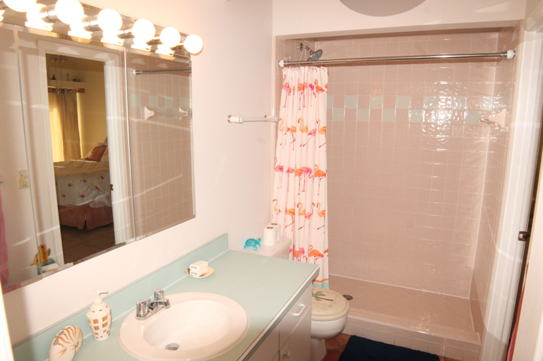 Bathroom 3, Ocean Lighthouse, Saint Johns