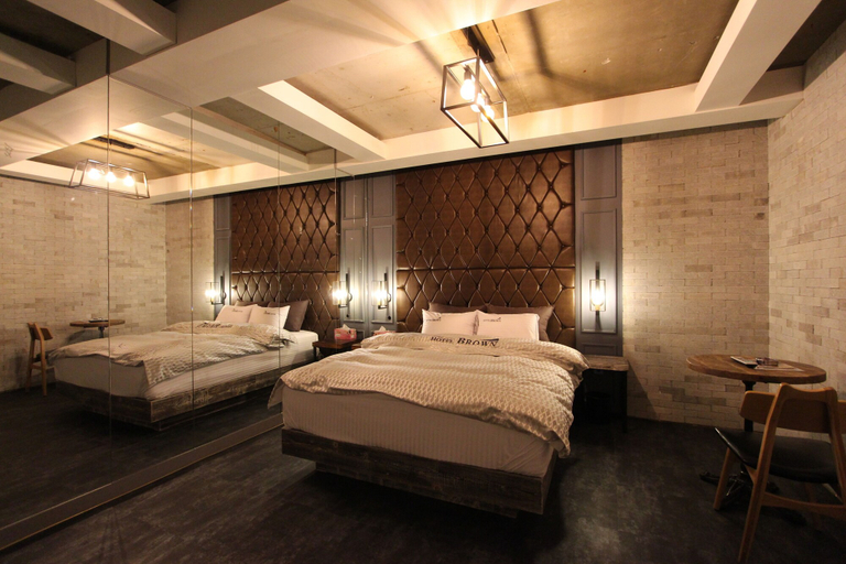 Bedroom 1, Brown Hotel, Buk
